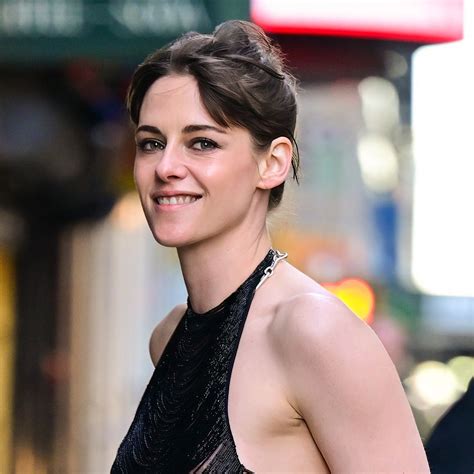 Kristen Stewart displays incredible physique in fishnet bra and。